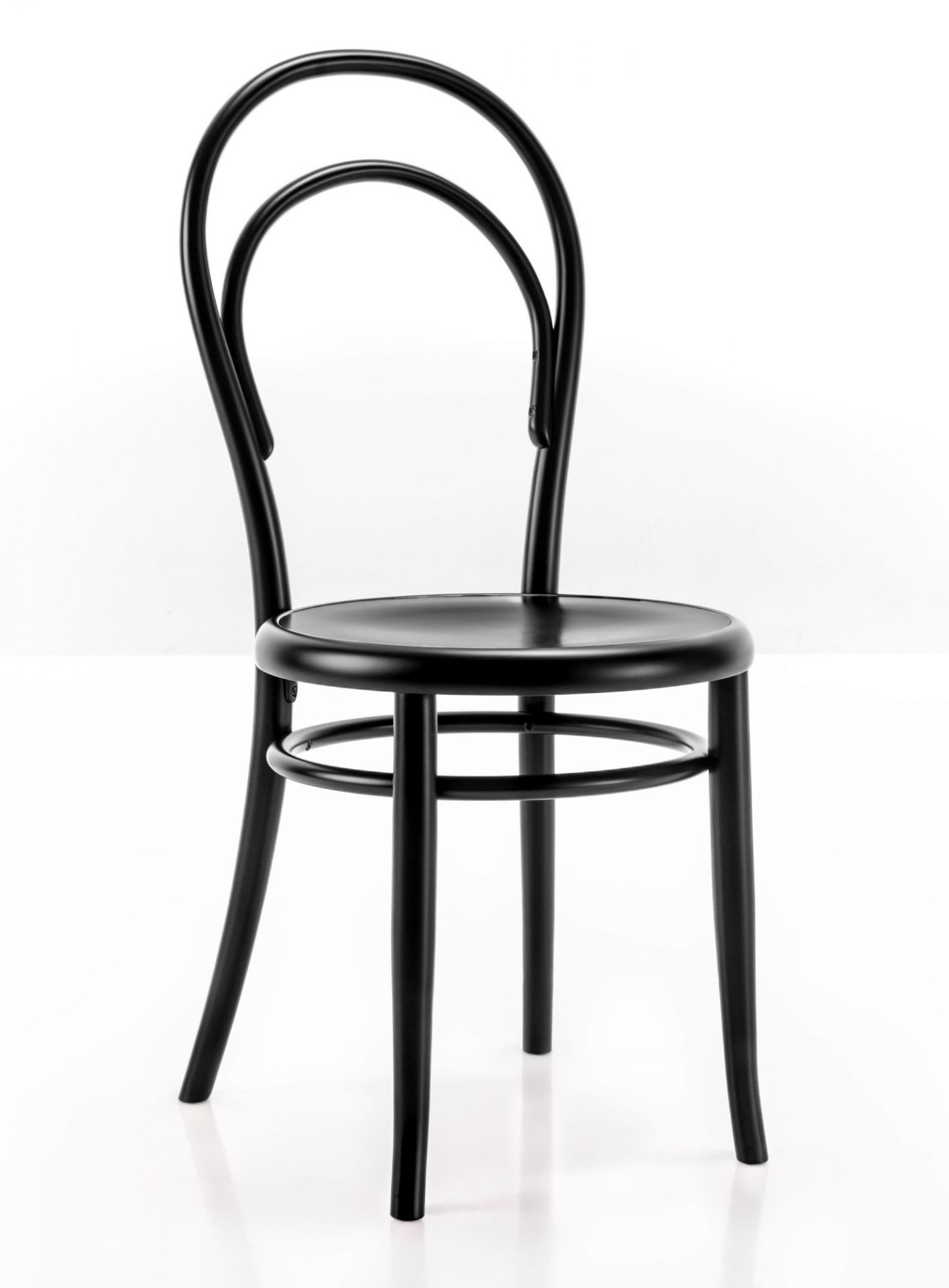 Schwarzer N. 14 Stuhl von Wiener GTV Design, klassischer Bugholzstuhl mit runder Sitzfläche und geschwungener Rückenlehne.